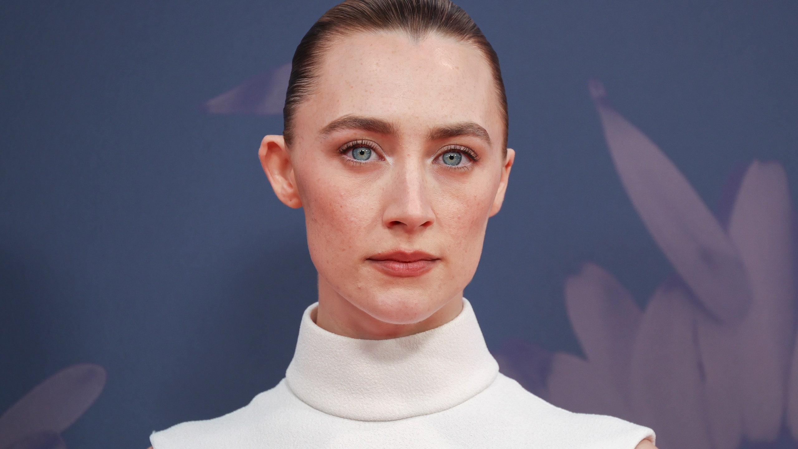 Saoirse Ronan: Mastering the Red Carpet with Unique Style